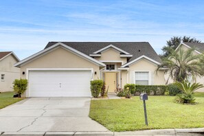 Exterior - Elegant 4BR Pool Villa – 10% Off Weekly Stay Just 18 Min to Disney! (Clermont)