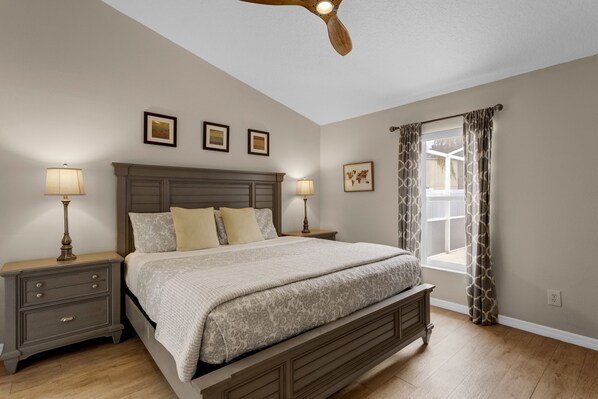 4 bedrooms, iron/ironing board, WiFi, bed sheets - Elegant 4BR Pool Villa – 10% Off Weekly Stay Just 18 Min to Disney! (Clermont)