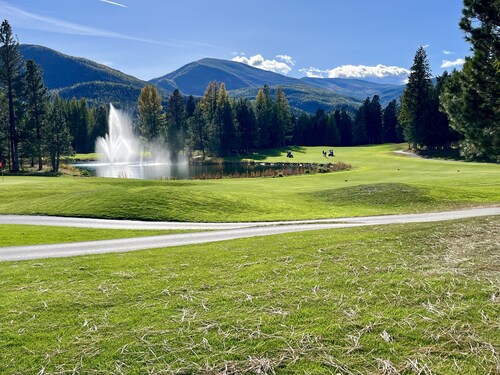 Spacious Ski-in Ski-out / Golf condo ..ski down to the lift