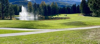 Spacious Ski-in Ski-out / Golf condo ..ski down to the lift