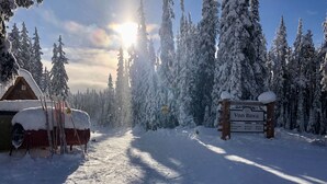 Un sendero cubierto de nieve que lleva a una cabaña con un letrero que dice "Vimy Ridge".