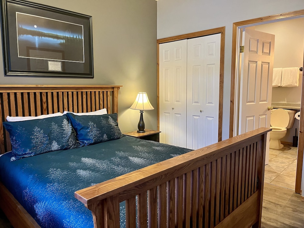 Spacious Skiin Skiout / Golf condo ..ski down to the lift Kimberley