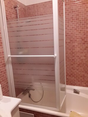 Haartrockner, Handtücher, Seife, Toilettenpapier