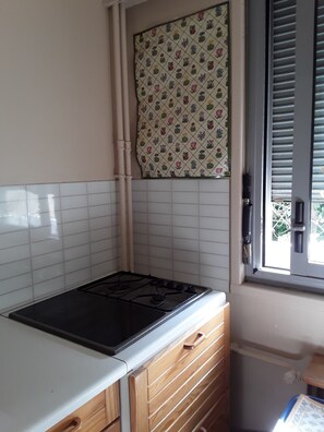 Kühlschrank, Mikrowelle, Herdplatte, Wasserkocher mit Kaffee-/Teezubehör