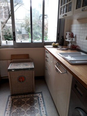 Kühlschrank, Mikrowelle, Herdplatte, Wasserkocher mit Kaffee-/Teezubehör