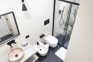Kamar Royal | Kamar mandi | Shower, pengering rambut, kloset, dan sabun
