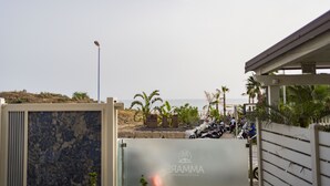 Una entrada con puerta y un cartel que dice 'AMMAR'.