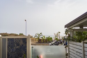 Uma entrada com portão e placa com o nome 'AMMAR'.