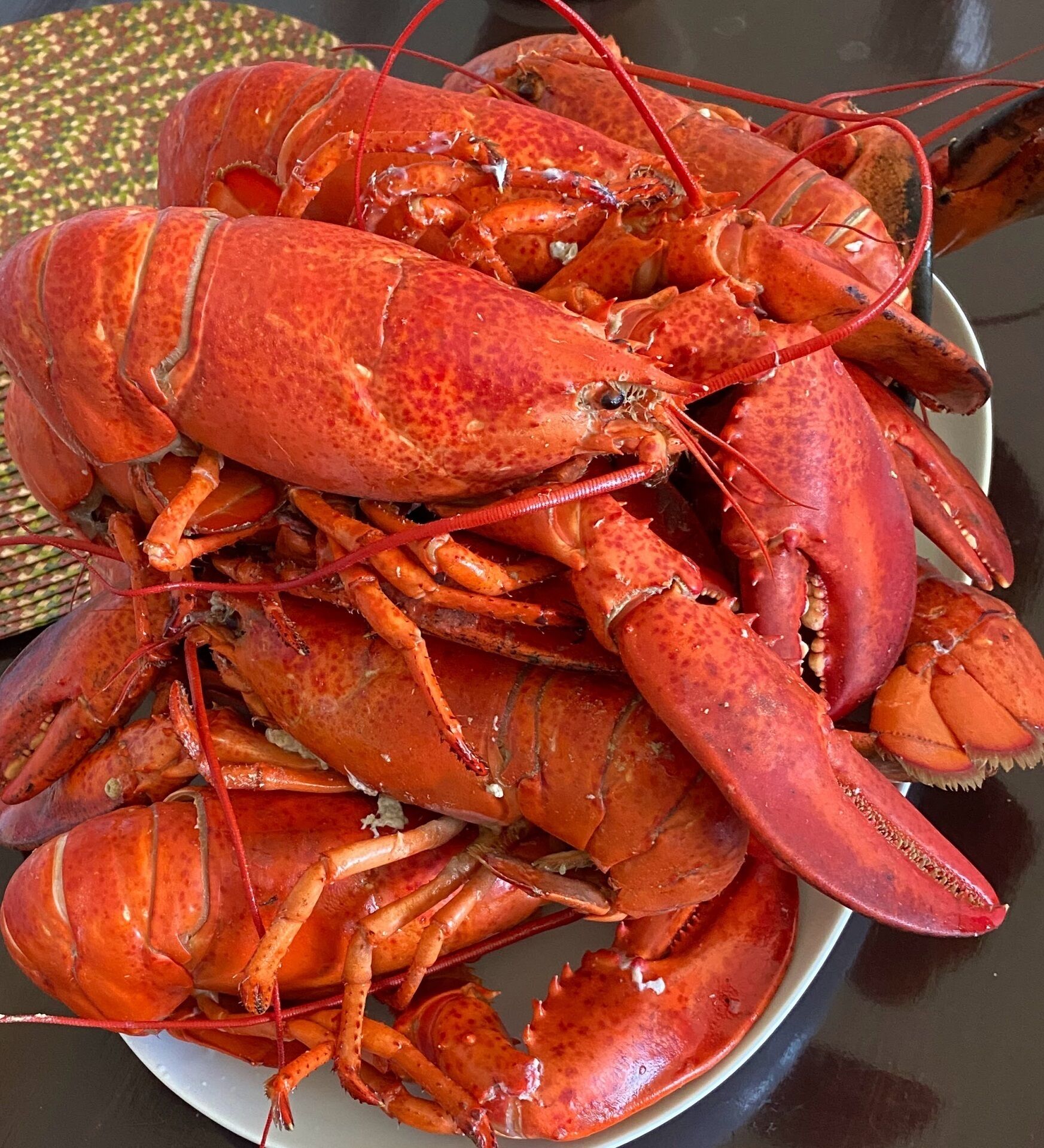 Une assiette de homards cuits.