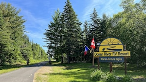 En skylt för Ocean River RV Resort med sloganen: ”Här börjar äventyret”.