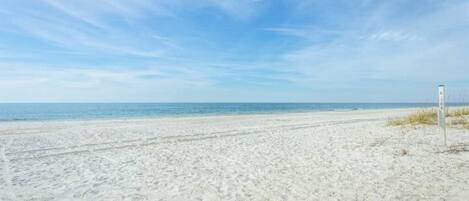 Perto da praia, espreguiçadeiras, toalhas de praia