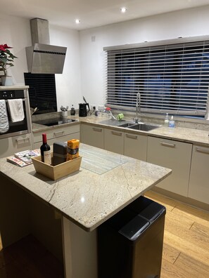 Refrigerador, microondas, horno y tetera eléctrica