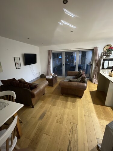 Self contained bungalow near to Lincoln, dog friendly and plenty of car parking.