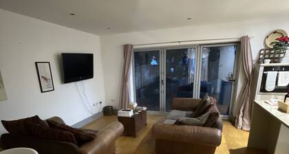 Self contained bungalow near to Lincoln, dog friendly and plenty of car parking.