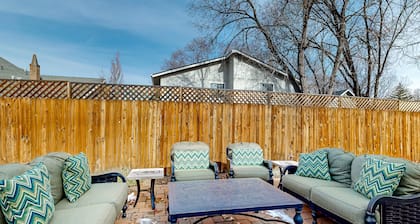 Downtown guest house with yard, grill, streaming, fireplace, & washer/dryer