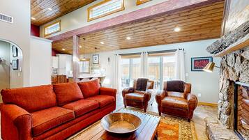 Télévision, cheminée, livres