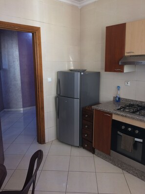 Frigorifero, forno, piano cottura, pentole/stoviglie/utensili