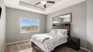 4 camere, una scrivania, ferro/asse da stiro, culla da viaggio