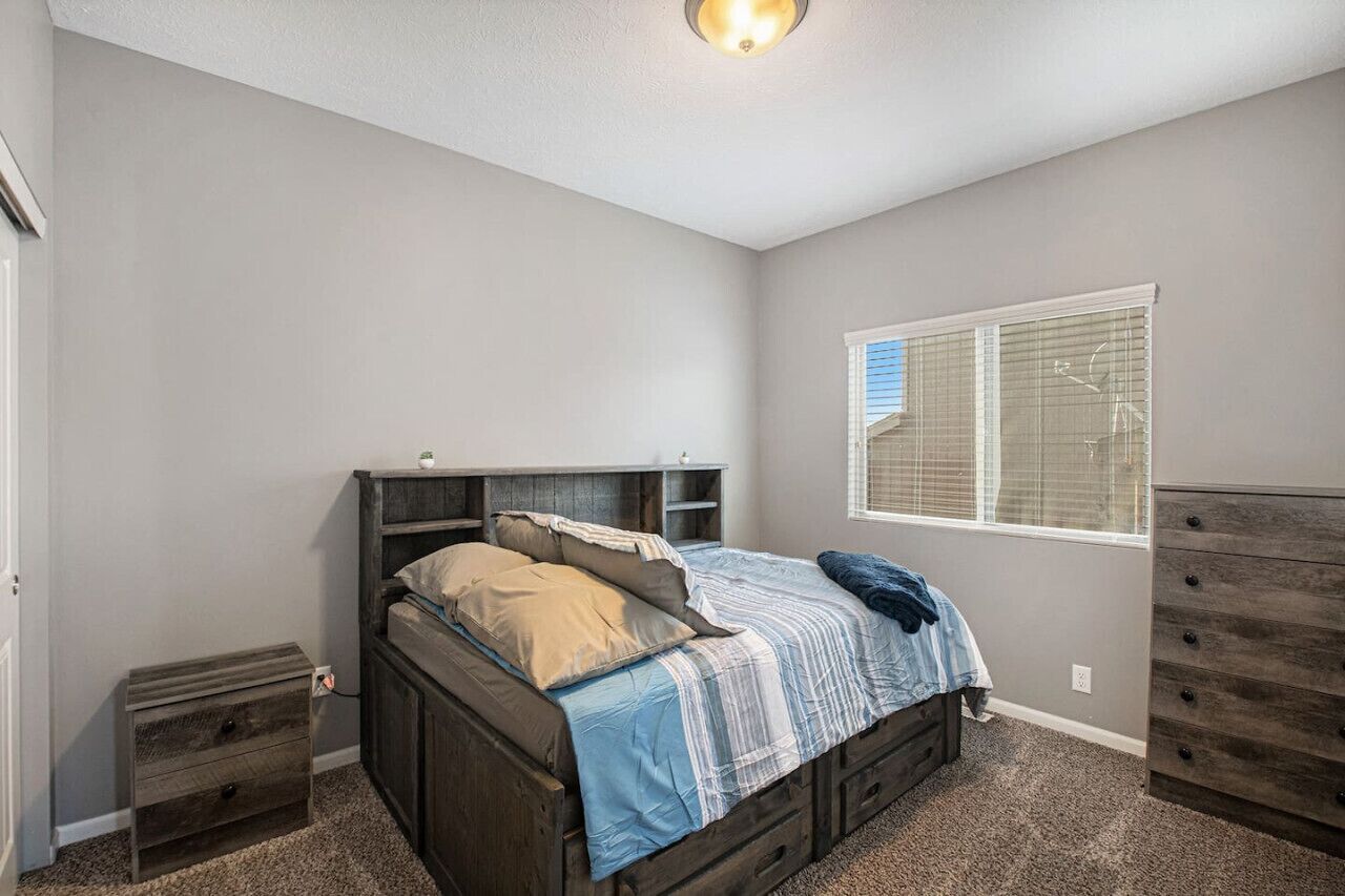 4 bedrooms, desk, iron/ironing board, travel cot