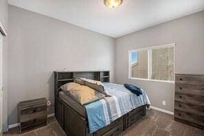 4 Schlafzimmer, Schreibtisch, Bügeleisen/Bügelbrett, Reisekinderbett