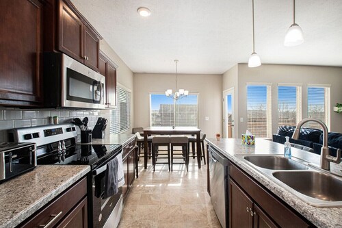 Spacious, Fun & Comfy ~ Game & Cinema Room ~ Yard!