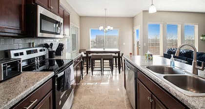 Spacious, Fun & Comfy ~ Game & Cinema Room ~ Yard!