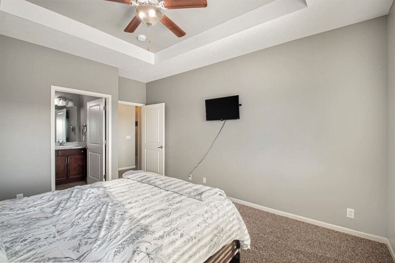 4 soverom, skrivebord, strykejern/-brett og reiseseng for barn