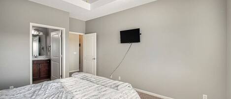 4 soverom, skrivebord, strykejern/-brett og reiseseng for barn