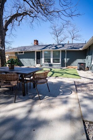 Outdoor dining - LUX Stay | 2 Exclusive Units | 1 mile to AT&T (Arlington)