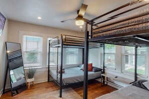 5 bedrooms, desk, iron/ironing board, WiFi (free) - LUX Stay | 2 Exclusive Units | 1 mile to AT&T (Arlington)