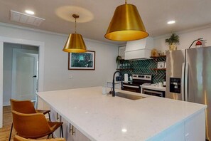 Coffee/tea maker, fridge, microwave, oven - LUX Stay | 2 Exclusive Units | 1 mile to AT&T (Arlington)