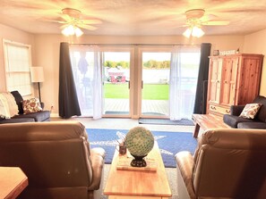 Smart-TV, DVD-Player, Bücher