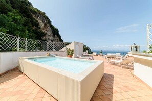 A rooftop pool with a view of the sea and a cliff. - Estate4home - The Attic (Sorrento)