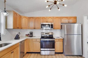 Kjøleskap, mikrobølgeovn, ovn og kokeplater