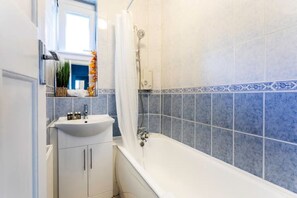 Hair dryer, towels, soap, toilet paper - W Kensington chic Balcony flat (London)