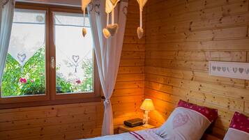 5 bedrooms, iron/ironing board, travel crib, free WiFi