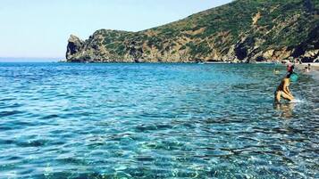 På stranden, parasoller, strandhåndklær og roing