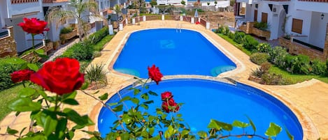 Una piscina al aire libre de temporada