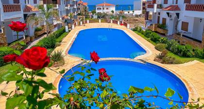 Apartment with pool direct access to sea