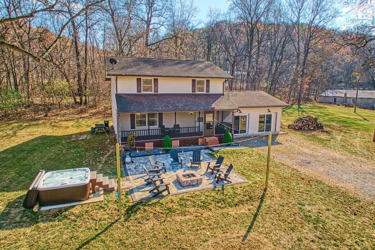 Grovey River Retreat - Hot Tub, River Front, Fish