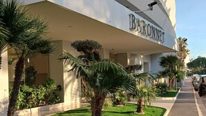 A modern building with a sign reading "BARONNET".
