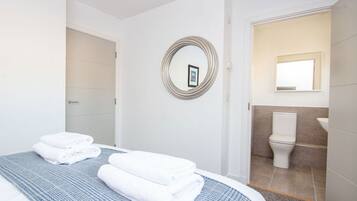 4 bedrooms, free WiFi, bed sheets