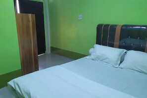 Standard Double Room | Desk, free WiFi, bed sheets - Hotel O Es Em Je Residence (Medan)