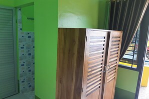 Standard Twin Room | Desk, free WiFi, bed sheets - Hotel O Es Em Je Residence (Medan)