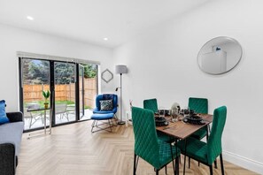 TV - W London luxury elizabeth line (London)