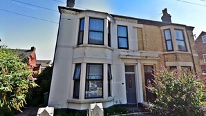 A two-story building with a corner entrance, a visible front door, and a small porch area. - Kensington Guest House Liverpool (Liverpool)