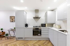 Kylskåp, mikrovågsugn, ugn och spishäll