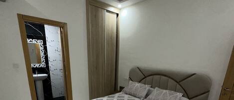 3 عدّة غرف نوم وواي فاي مجانًا وملاءات أسرّة