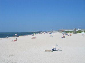 Beach nearby, sun-loungers - TinkerTown Luxury Cottage 4 Bdrms, 4 Bth 5min walk Beach, Bar, near Wicked Waves (Yarmouth)