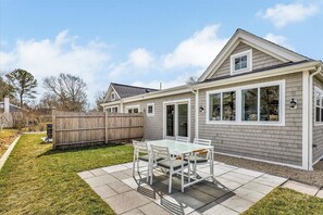 Outdoor dining - TinkerTown Luxury Cottage 4 Bdrms, 4 Bth 5min walk Beach, Bar, near Wicked Waves (Yarmouth)